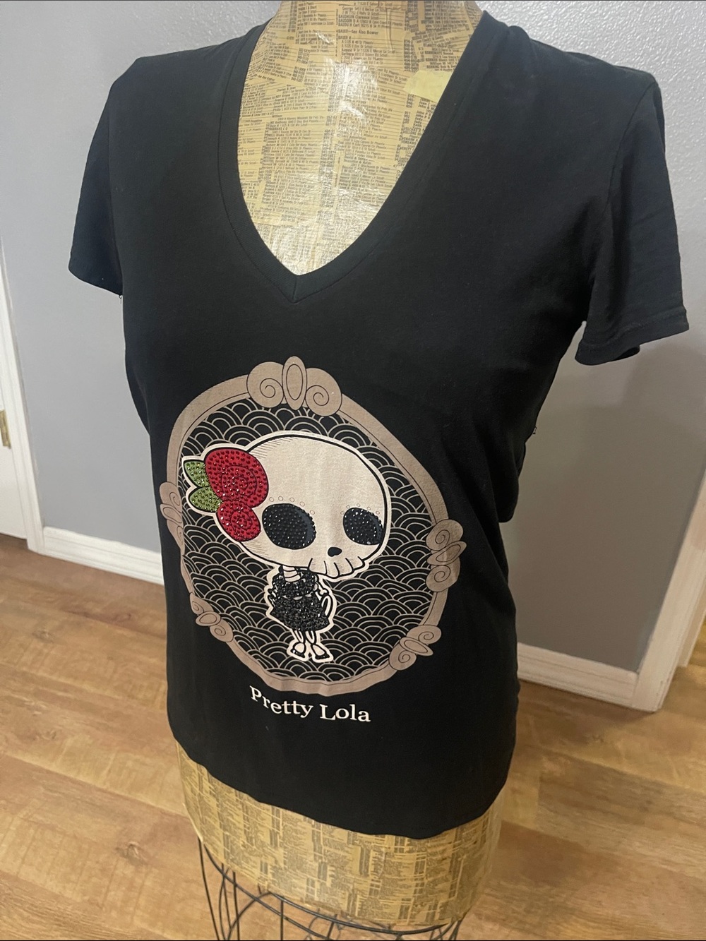 Vintage Le Lotus Bleu Pretty Lola”Black V-Neck Skull Graphic Tee - size L